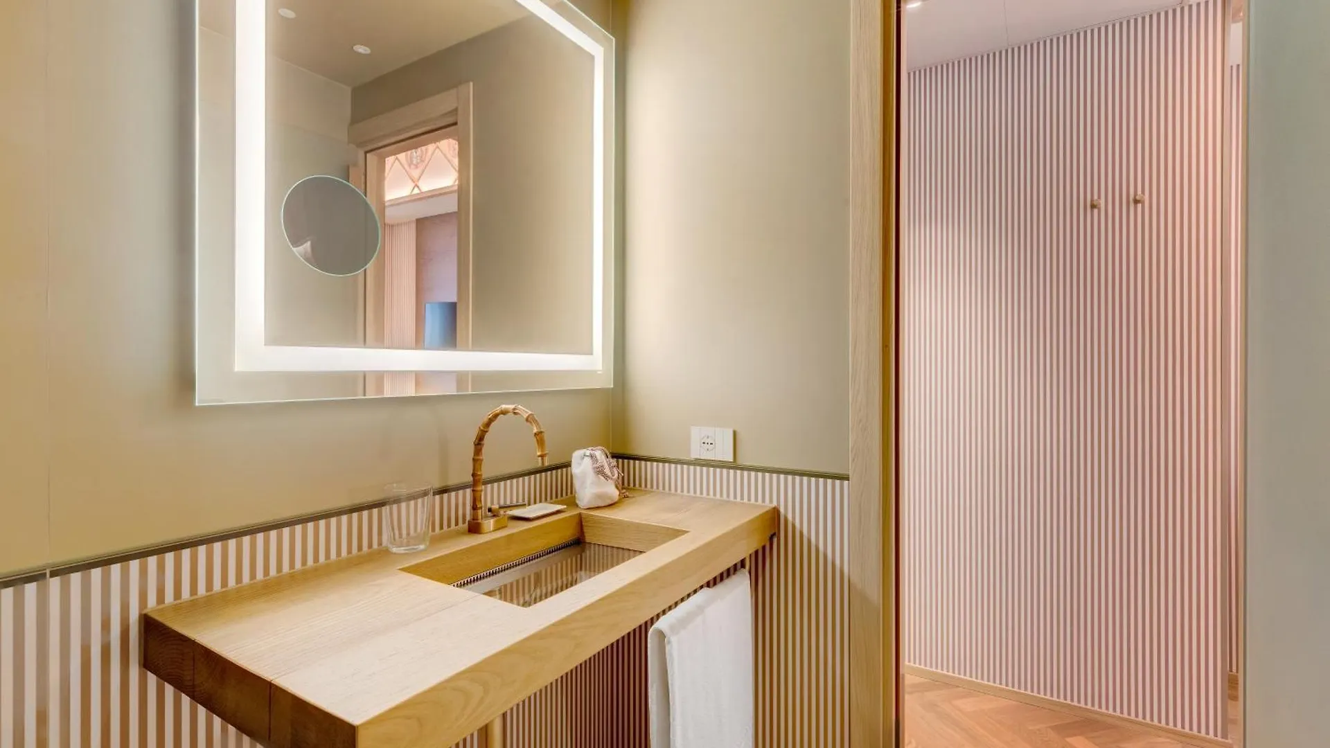 Qc Room Milano Porta Romana 4*, Milan Italy