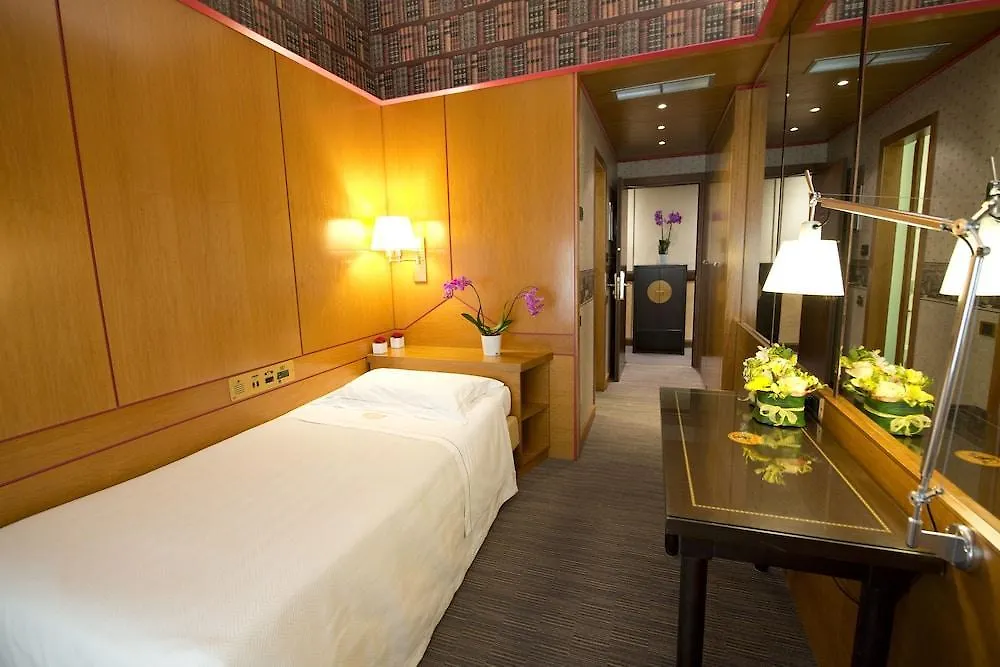 Qc Room Milano Porta Romana 4*, Milan
